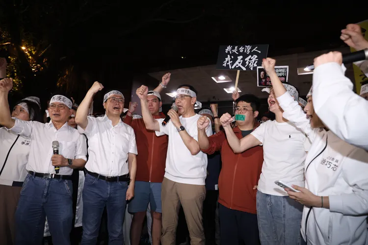 國民黨黨主席朱立倫17日號召黨公職及支持者站出來，前往北檢外抗議。彭欣偉攝