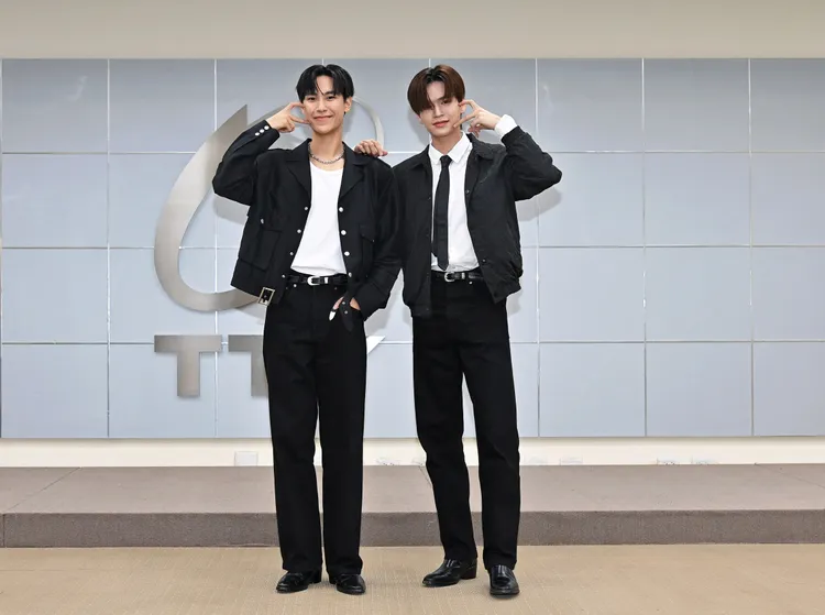 Junior（左）來台想去逛街，Mark想去龍山寺拜拜。台視提供