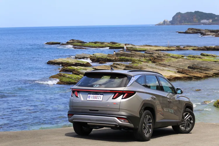 尾燈組保持不變，原本就已經夠有型的連貫式設計，仍然走在潮流尖端，而後保險桿則有小幅度線條改變。林浩昇攝