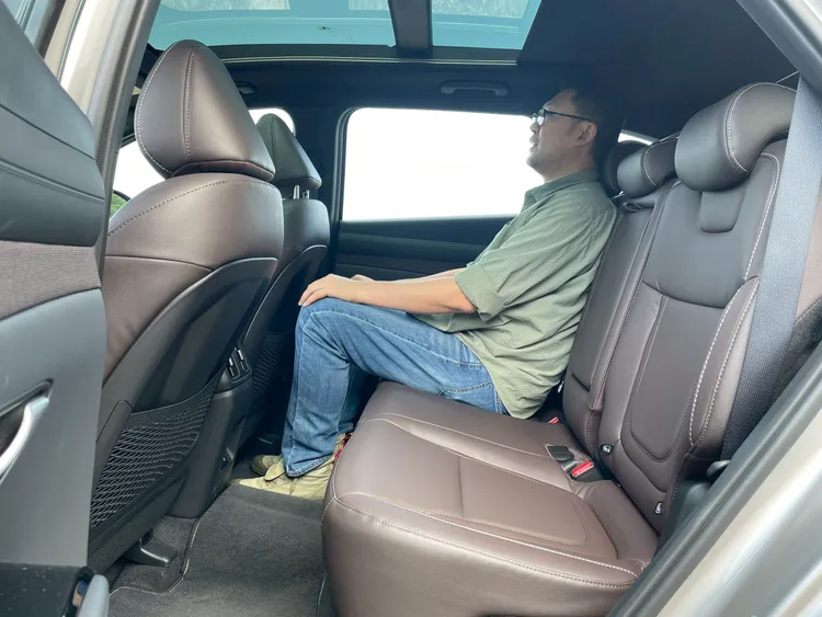 長軸的底盤規格，展現出的超大膝部空間是Tucson L一直以來的強項，圖中190公分成人乘坐仍有餘裕，惟受限客貨車規範，椅背角度調整被限制封印。但辦法總是人想出來的，只可意會不可言傳。林浩昇攝