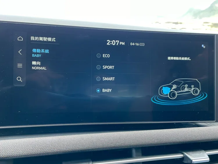 將My Drive模式下的傳動系統切換到「Baby」，此時的油門、變速箱特性會「極為和緩」。林浩昇攝