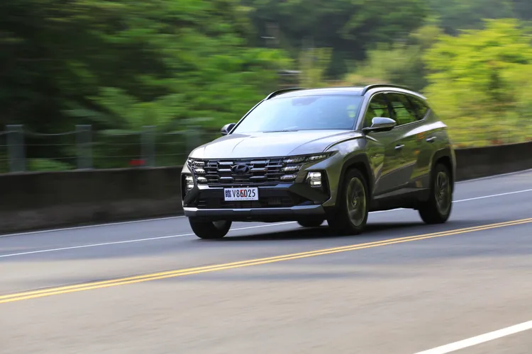 Tucson L Turbo Hybrid電動馬達介入非常積極，Eco模式下市區行駛能頻繁啟用純電模式，但切換到Sport模式深踩油門，1.6升渦輪引擎會迅速補上動力，節能兼具性能是最大優勢。林浩昇攝