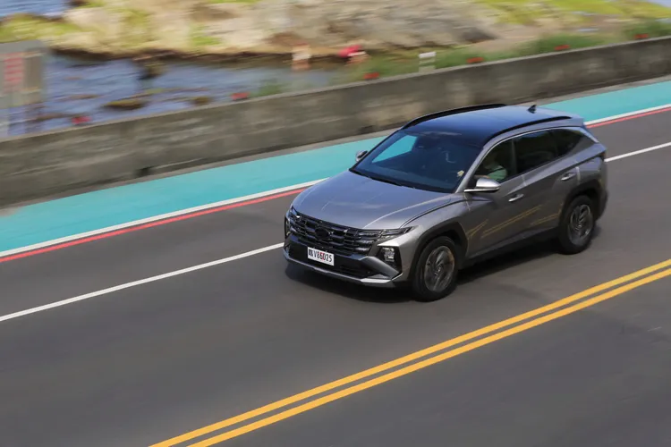 Tucson L也同時導入了e-Ride Gen1與Gen2系統，透過電控系統提前預判並壓制多餘晃動。，成就更優異的舒適性。林浩昇攝