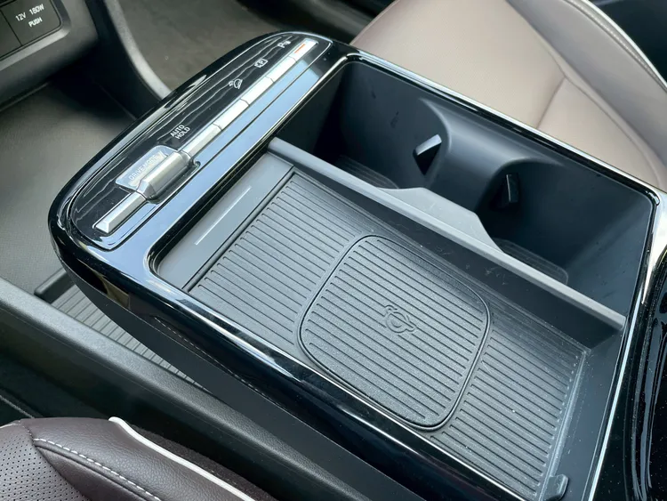 中央鞍座則重新規劃收納空間，並植入手機無線充電板，而包含行車模式、Auto Hold、陡坡緩降、倒車顯影等按鍵則羅列於前方。林浩昇攝