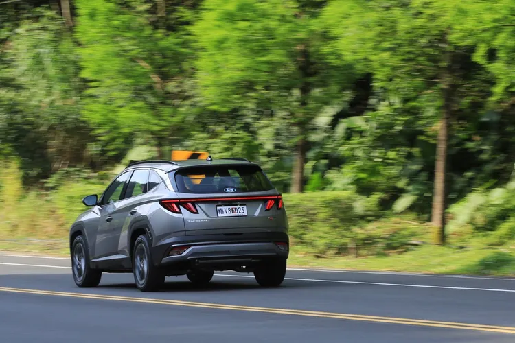 Tucson L採用前麥花臣、後多連桿結構，整體行路質感頗有歐系車影子。林浩昇攝