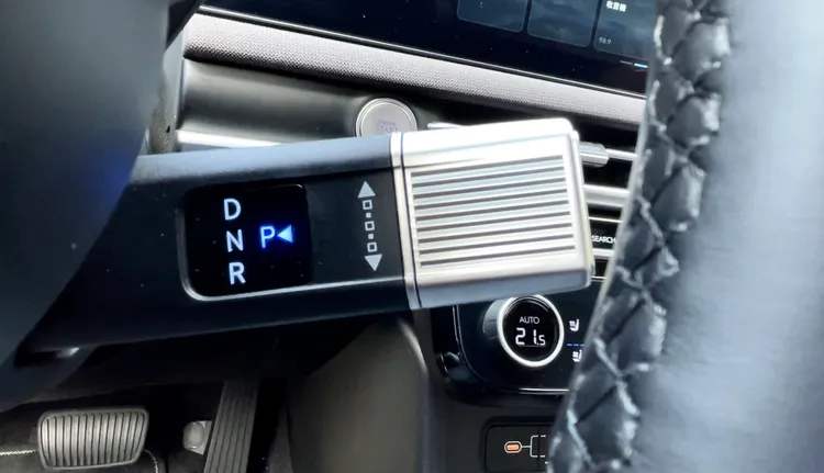 線傳排檔改置於方向盤後方以旋鈕操作，向IONIQ電車、KONA Electric等新世代車款看齊。林浩昇攝