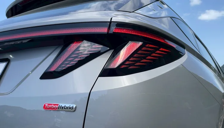 Turbo Hybrid車型在車尾另有銘牌以供識別。林浩昇攝