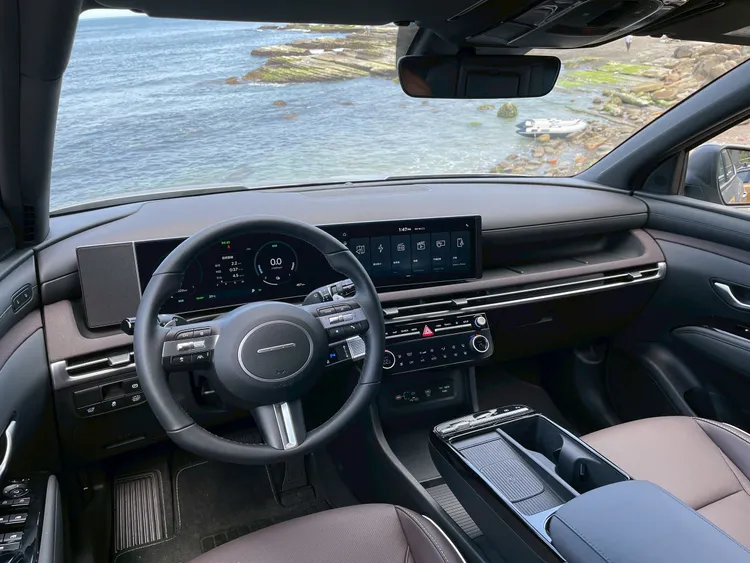 ucson L小改款換上全新的數位座艙鋪陳，GLT-B、GLTH-B以上車型標配12.3吋數位儀錶和12.3吋中控觸控螢幕，中控台也經過重新設計，並換上全新無廠徽三輻式方向盤。林浩昇攝