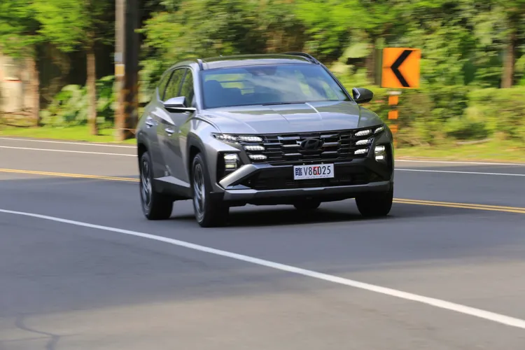 Tucson L Turbo Hybrid導入名為e-Motion Drive的電子動態控制技術，讓彎中操控更穩定也更精準。林浩昇攝