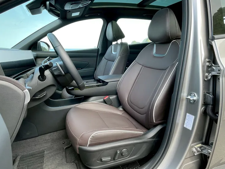 Turbo Hybrid車型內裝均採深棕雙色內裝，座椅擁有不錯的質感，泡綿軟硬支撐性適中，駕駛座並具有10段電動調整、兩組記憶機能。林浩昇攝