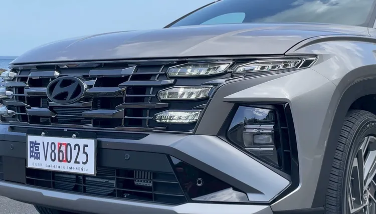 小改款同樣有著招牌的隱藏式日行燈，但水箱護罩、下氣壩造型略有不同，油電GLTH-B以上首搭IFS智慧動態頭燈照明系統。林浩昇攝