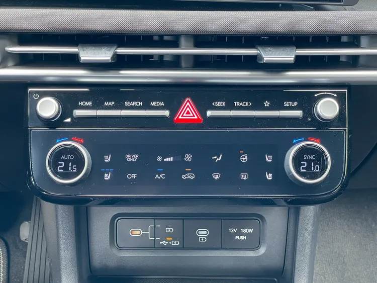 雙區恆溫空調導入6.6吋螢幕觸覺回饋操作介面，GLTH-C車型上並附有雙前座椅通風／加熱、方向盤加熱按鈕。林浩昇攝