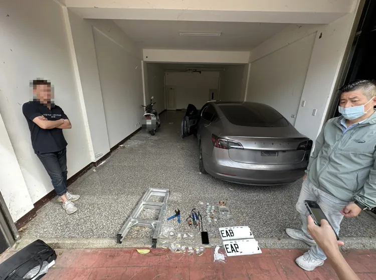 林男開特斯拉幫業者改電表，還懸掛假車牌避查緝。翻攝照片