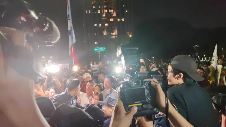 數百人到北檢外抗議。張欽攝