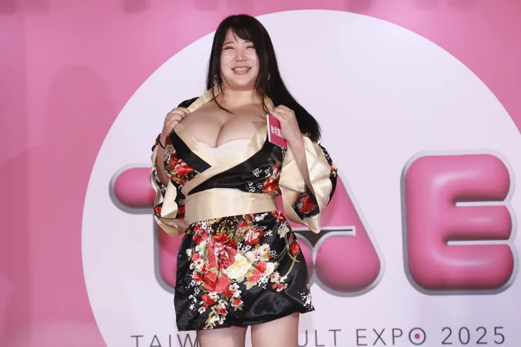 秋月真理奈大秀K罩杯巨乳。彭欣偉攝