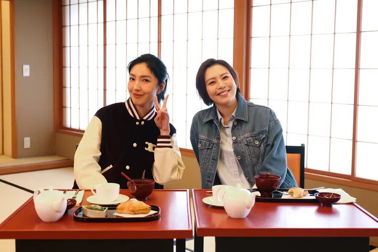 劉品言（右）帶著楊謹華重回《影后》拍攝場景的溫泉飯店。鏡電視提供