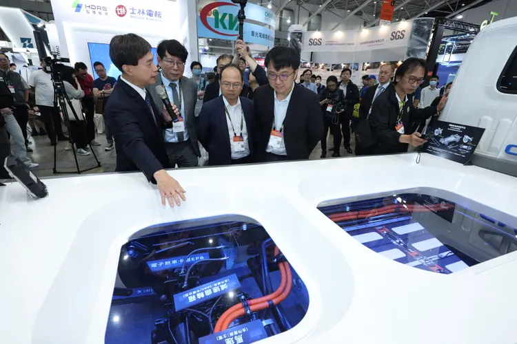 中華汽車展出了從底盤、動力系統到電池芯皆由臺灣廠商設計製造，零組件在地化生產率達到90％以上的臺灣首款量產 3.5 噸智慧電動商用車－ET35。TARC提供