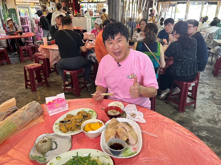 胡瓜吃到心心念念的雞肉。下面一位提供