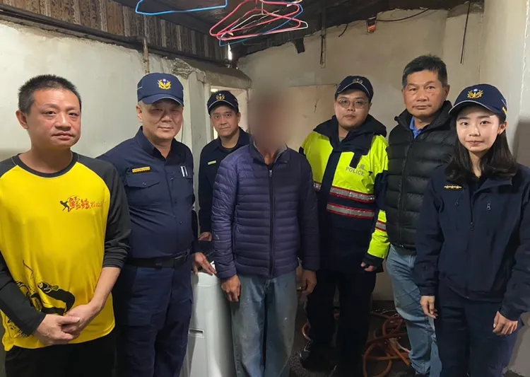 吳男家徒四壁，南投警分局半山派出所陪同慈善會人員前往關懷、濟助。民眾提供