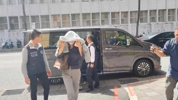 立委吳沛憶罷團領銜人李孝亮母親被依證人身分約談，中午被調查官移送北檢複訊。張欽攝