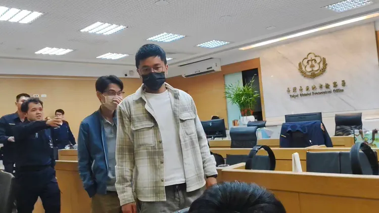 罷免吳沛憶領銜人李孝亮(前)及罷吳四騎士之一劉思吟丈夫林叡(後)被移送被檢複訊。張欽攝
