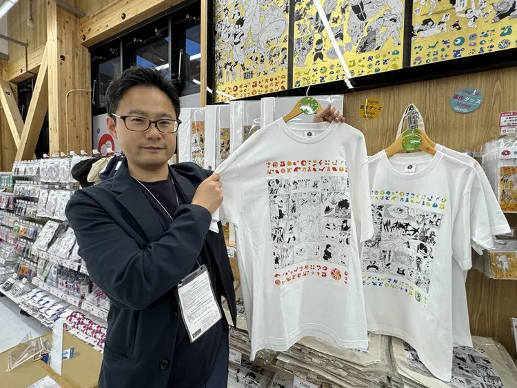 2025年世界博覽會（大阪世博）13日正式開幕，與知名漫畫「七龍珠」等合作推出限定周邊。負責T恤製作的大日本印刷株式會社員工岩淺好德表示，之所以選擇「七龍珠」聯名，是因為這是全世界最受歡迎的漫畫。中央社