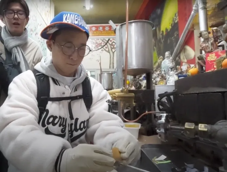 浩子（前）做幸運餅乾遭老闆嫌棄動作慢，後為顏永烈。鬧著玩提供