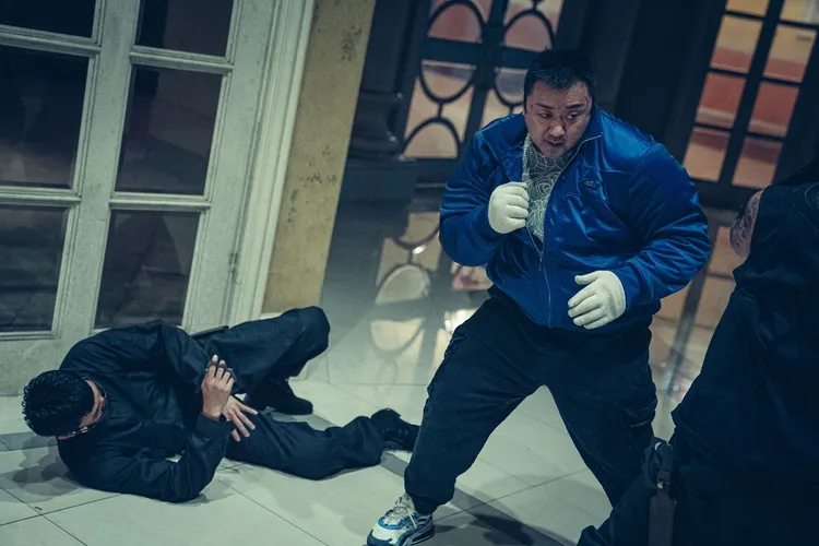 馬東石片中用拳頭對付惡魔。車庫娛樂提供