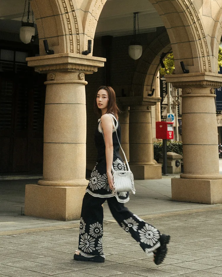 席惟倫的造型展現出巴黎女人摩登又鬆弛的模樣。翻攝席惟倫IG