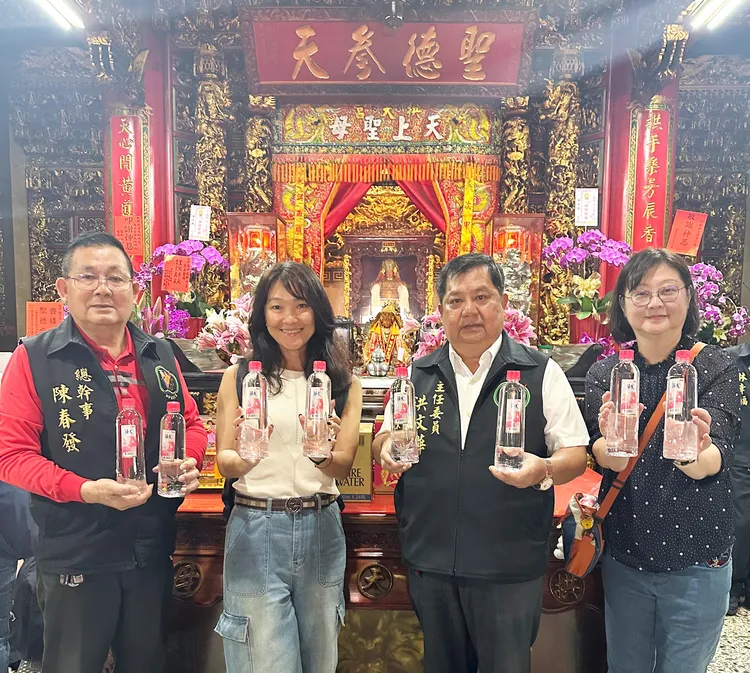 (由左至右) 白沙屯拱天宮總幹事陳春發、泰山企業行銷一處副總鈕安澤、拱天宮主委洪文華、消費食品事業處協理黃金玲共同推薦泰山純水白沙屯媽祖聯名款。泰山提供