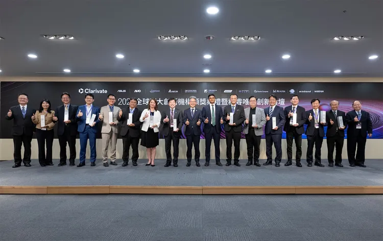 由左至右依序為經濟部智慧財產局局長 廖承威、中光電總經理 林惠姿、華邦電子技術長 白培霖、瑞昱半導體副總經理 張義樹、台達電子法務長 葉國良、台積電智財資訊整合專案副處長 張展誌、聯發科智慧財產處副處長 何宜潔、工研院院長 劉文雄、經濟部次長 賴建信、科睿唯安副總裁暨全球智權策略長Vasheharan Kanesarajah、鴻海科技中央智權總處處長 林忠億、廣達電腦技術長 張嘉淵、友達光電智權室資深處長 余義勝、緯創資通營運架構長暨技術長 沈慶堯、南亞科技執行副總經理 蘇林慶、華碩技術長 吳欽