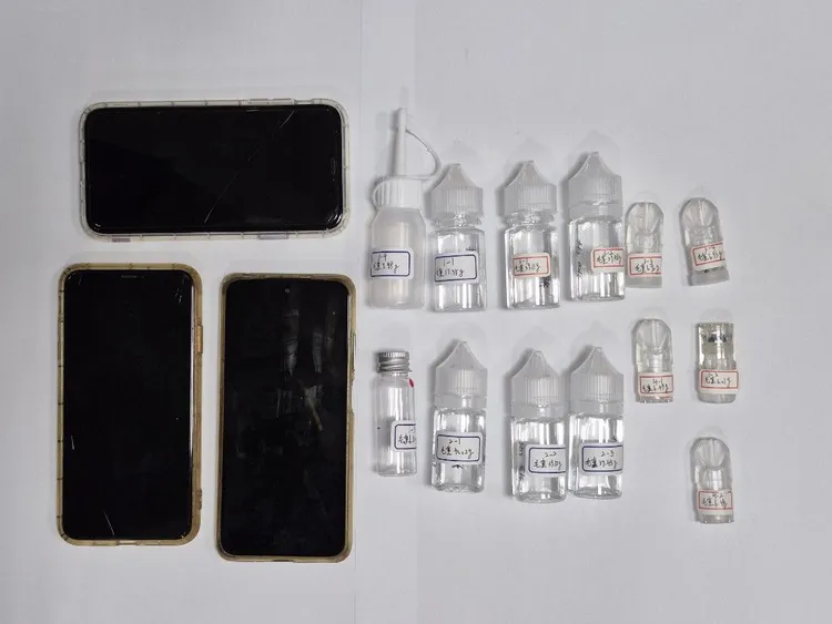 警方查獲薛嫌非法持有第二級毒品依托咪酯菸彈5顆、菸油6罐。翻攝畫面