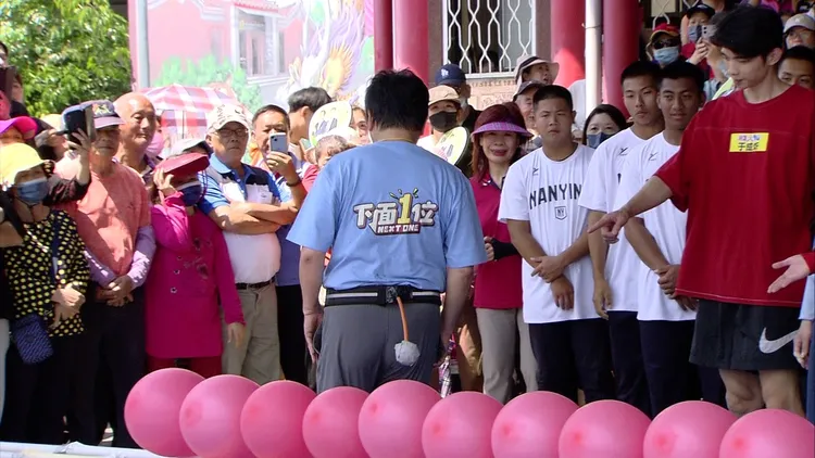 胡瓜屁股對著民眾。民視提供