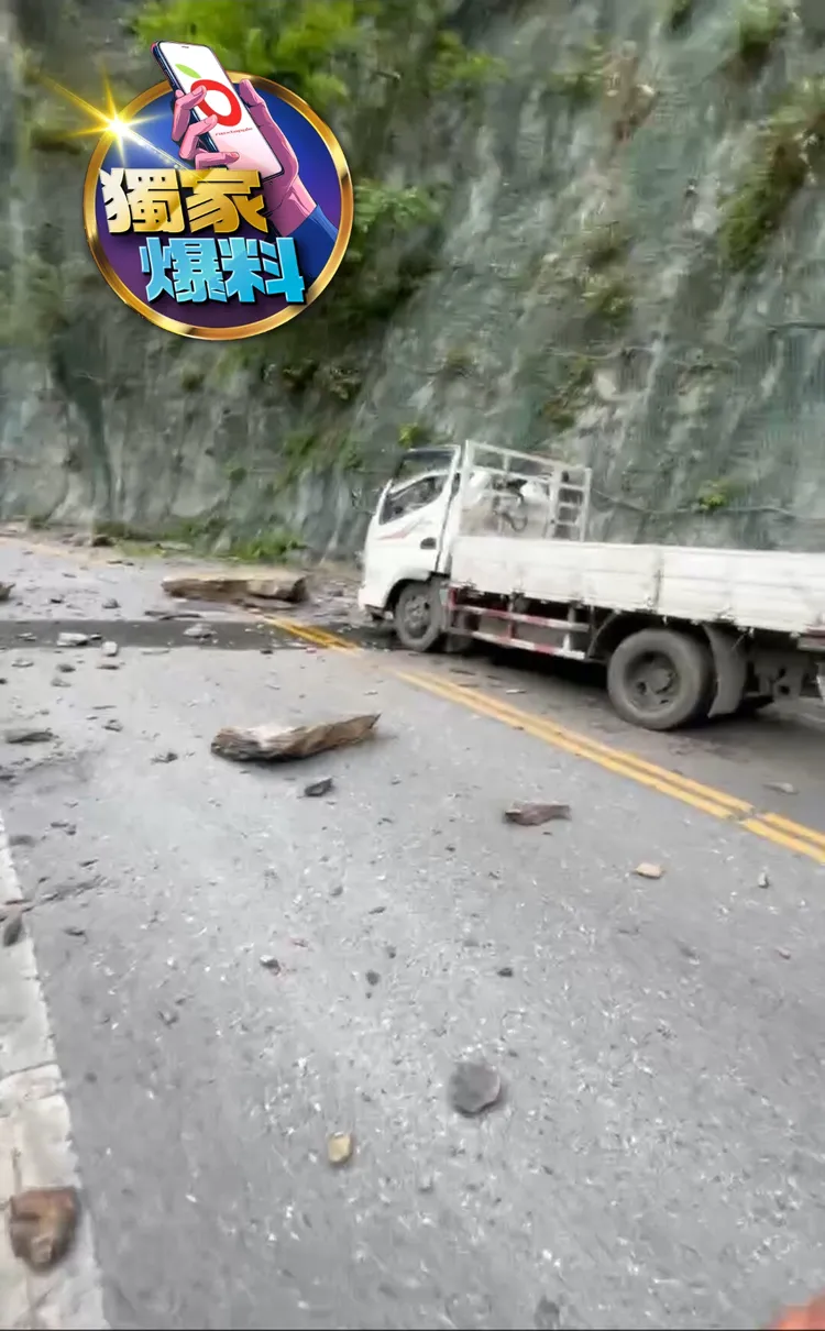 貨車車頭遭巨石砸中，導致副駕乘客不幸身亡。民眾提供