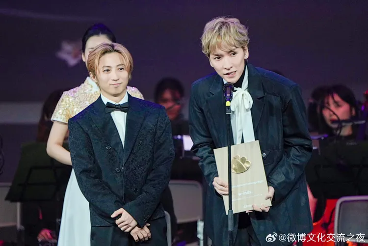 w-inds.獲得「年度亞洲音樂偶像」。翻攝微博文化交流之夜微博