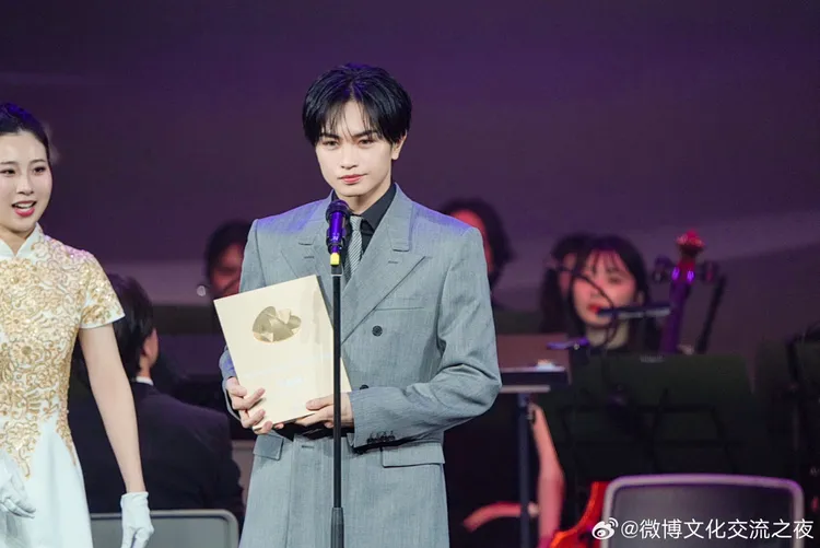中島健人獲「年度最具潛力青年演員」肯定。翻攝微博文化交流之夜微博