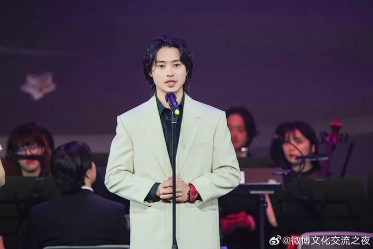 山崎賢人領取「年度最受歡迎演員」。翻攝微博文化交流之夜微博