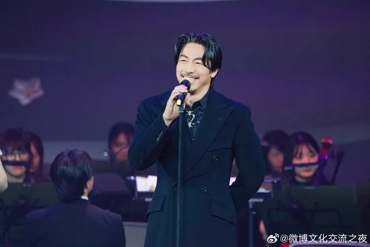 AKIRA笑領「年度最佳表演者」。翻攝微博文化交流之夜微博