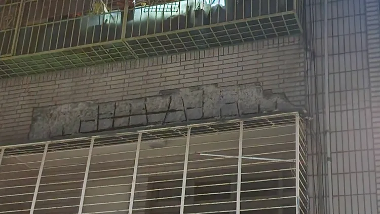 外牆剝落民宅。翻攝畫面