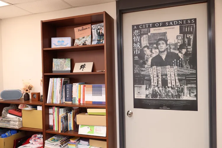 研究室房間門上貼著經典電影《悲情城市》的海報。彭欣偉