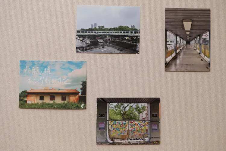 北市和平新生天橋經民團抗爭仍遭拆除，何孟樺將收到的感謝明信片貼在研究室牆上。彭欣偉攝