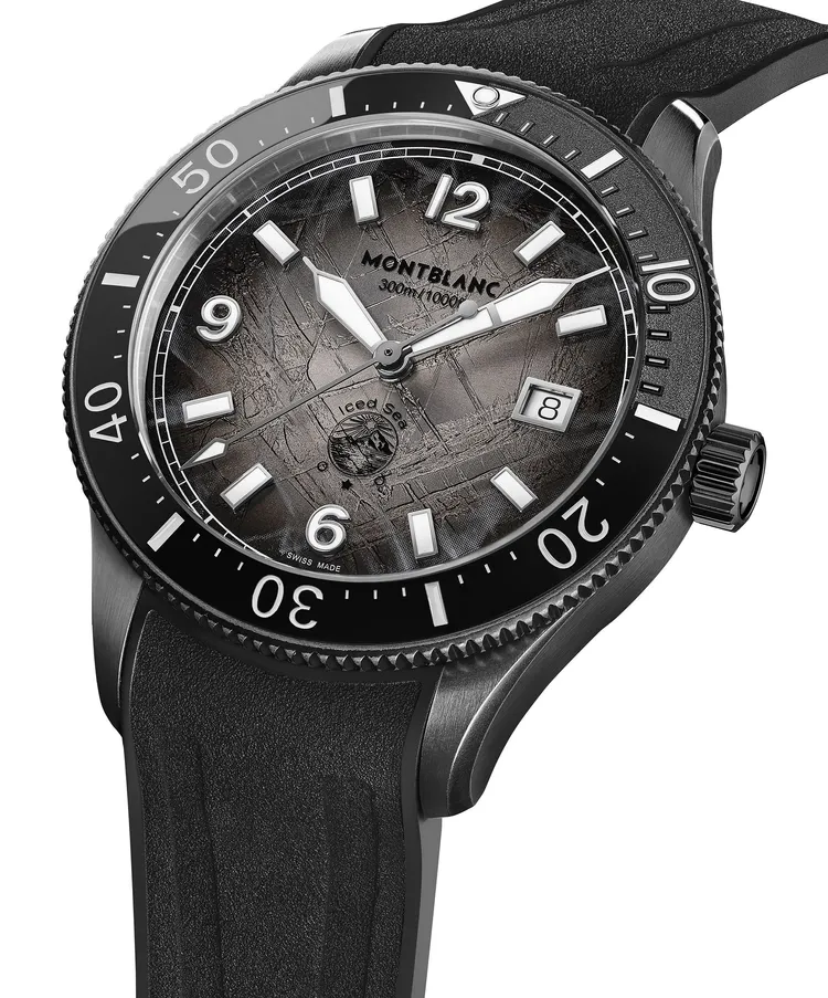 萬寶龍Iced Sea系列推出仿舊精鋼錶款，41mm，仿舊無氧精鋼錶殼，灰色暈染冰川圖案錶盤，黑色可替換橡膠錶帶，MB24.17/SW200自動上鍊機芯，動力儲存38小時，防水深度300米，14萬1800元。品牌提供