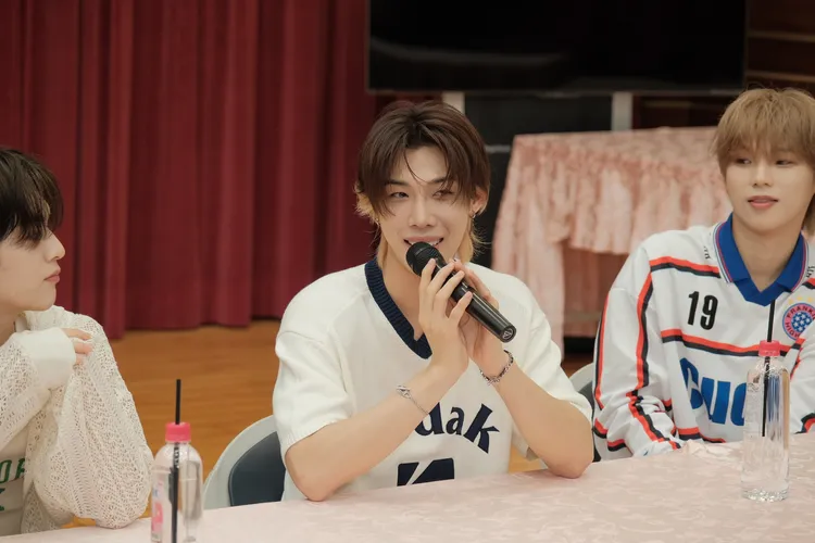 ROBIN（中）被方毅家打槍英文老師。AM STUDIO提供