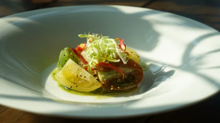 番茄水牛起司沙拉，番茄選用自金勇農場。業者提供