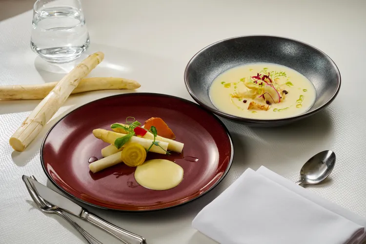 白蘆筍佐秘製奶油醬烏魚子（左）及白蘆筍干貝濃湯（右）。業者提供