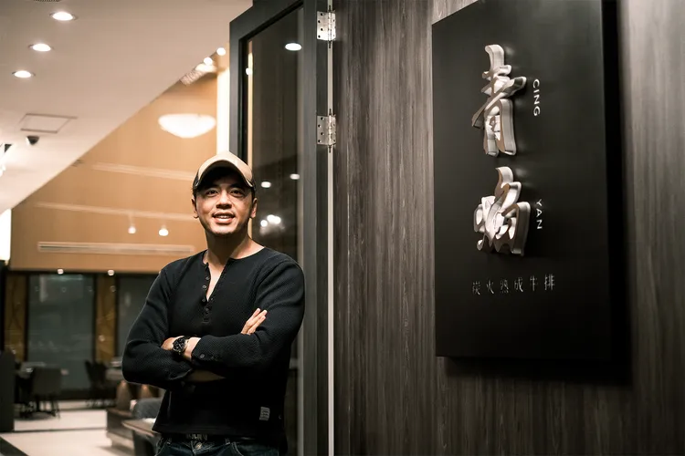 路易莎董座黃銘賢於青焰苗栗金鬱金香門市。路易莎提供