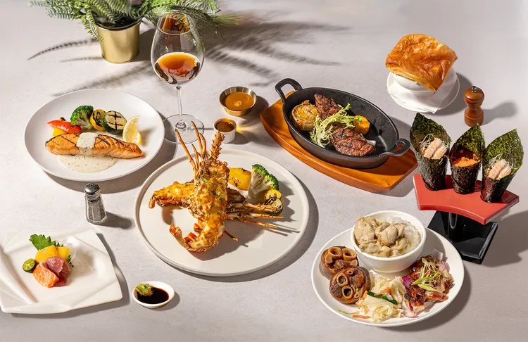 「青焰炭火熟成牛排」期間每位最低544元起，就可享無限供應牛排、龍蝦、螃蟹和生魚片等。路易莎提供