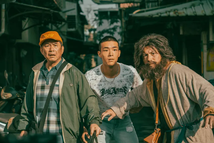 洪都拉斯(左起)、牧森、范逸臣劇中因意外之財被追殺。公視台語台提供