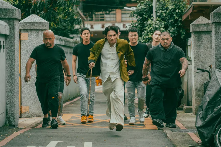 温昇豪出演很會泡茶的「植物系黑道大哥」。公視台語台提供