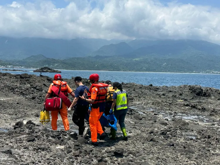 消防局獲報趕往現場將溺水婦人救起送醫。消防局提供